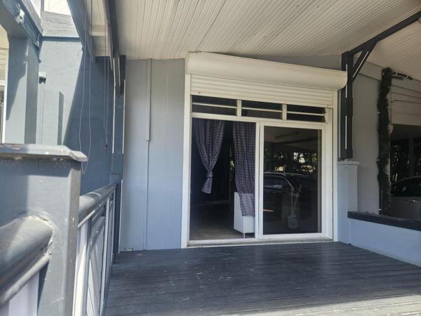 Rdc commercial 90 m2  route Nationale Sainte-Anne  /Saint-François