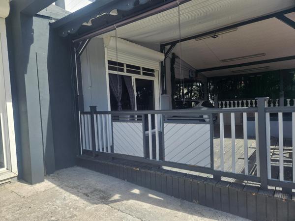 Rdc commercial 90 m2  route Nationale Sainte-Anne  /Saint-François