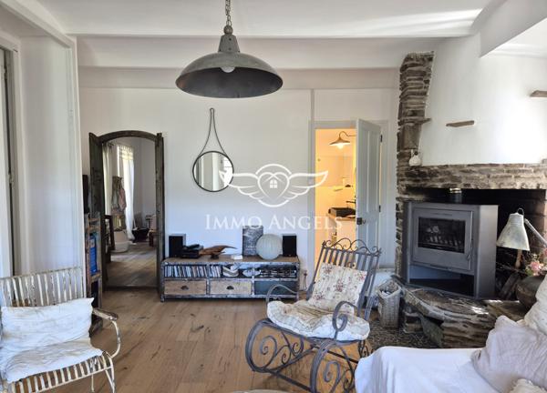 Vialas - Grande maison de hameau avec vue panoramique, jardin et rivière à proximité.