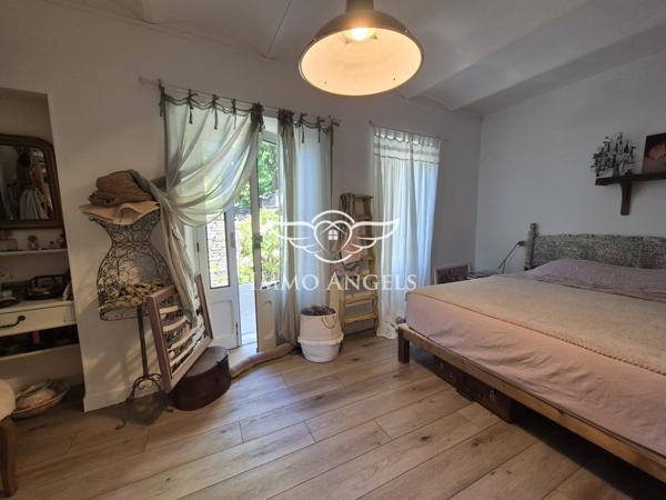 Vialas - Grande maison de hameau avec vue panoramique, jardin et rivière à proximité.