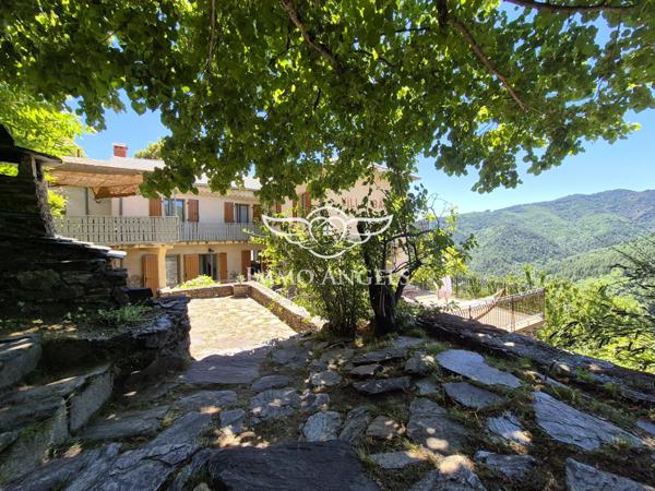 Vialas - Grande maison de hameau avec vue panoramique, jardin et rivière à proximité.
