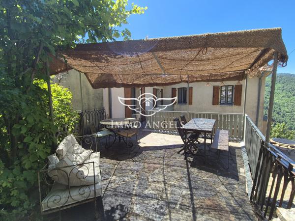 Vialas - Grande maison de hameau avec vue panoramique, jardin et rivière à proximité.