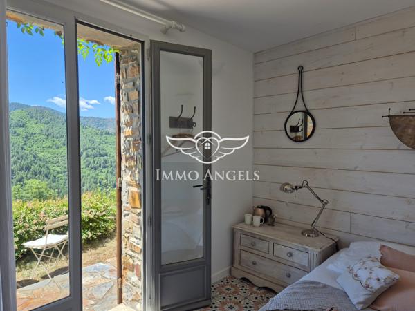 Vialas - Grande maison de hameau avec vue panoramique, jardin et rivière à proximité.