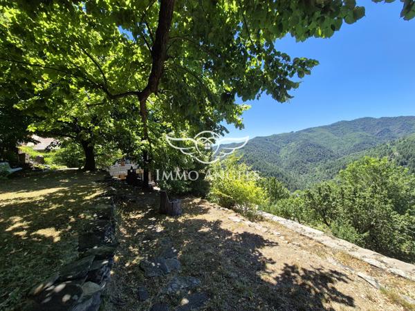 Vialas - Grande maison de hameau avec vue panoramique, jardin et rivière à proximité.