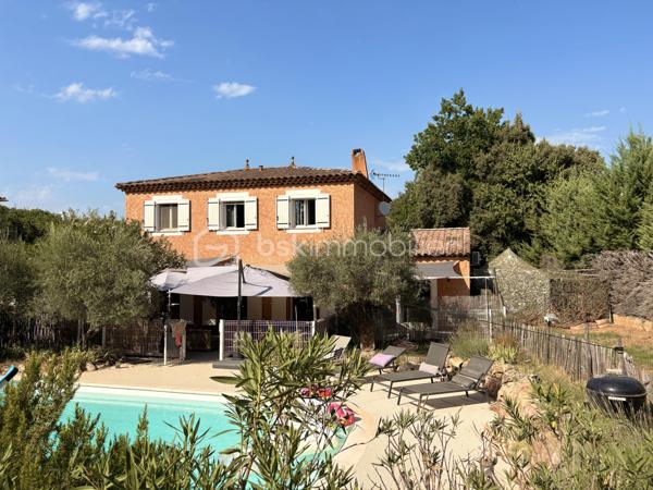 Située dans un secteur recherché a Taradeau, à seulement 5 minutes du centre-ville et à quelques minutes des accès autoroutiers, cette magnifique villa avec piscine vous séduira par son cadre paisible, son absence de vis-à-vis et son charme alliant authenticité provençale et modernité.

Dès l’entrée, vous découvrirez un vaste espace de vie lumineux et convivial de 54 m², composé d’un salon et d’une cuisine ouverte. Une buanderie complète cet espace et l’ensemble bénéficie d’un accès direct vers l’extérieur, offrant une agréable vue sur la piscine.

Le rez-de-chaussée bénéficie d’un confort optimal avec la climatisation ainsi qu’un poêle à bois, créant une atmosphère chaleureuse et conviviale en toute saison.

La villa dispose également d’une superbe suite parentale de 30 m², véritable espace privatif comprenant une salle d’eau et un dressing, qui peut se transformer d’une indépendance grâce à son entrée privée.


À l’étage, vous découvrirez quatre belles chambres lumineuses, avec climatisation ainsi qu’une salle de bain et un toilette indépendant. 
Cet espace est idéal pour accueillir une grande famille ou recevoir confortablement famille et amis.

À l’extérieur, vous profiterez d’un magnifique terrain plat de 2 880 m², entièrement préservé des regards, offrant un cadre privilégié autour de la piscine. Le jardin constitue un véritable espace de détente et de convivialité, idéal pour profiter pleinement des beaux jours dans un environnement calme et serein.

La propriété bénéficie également d’un portail sécurisé ainsi que d’un garage de 20 m².
Un bien rare sur le secteur, qui conjugue parfaitement espace, confort, intimité et authenticité provençale. Une villa familiale aux beaux volumes, idéalement située, offrant un cadre de vie privilégié au cœur de la Provence.