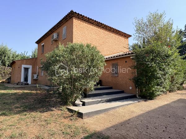 Située dans un secteur recherché a Taradeau, à seulement 5 minutes du centre-ville et à quelques minutes des accès autoroutiers, cette magnifique villa avec piscine vous séduira par son cadre paisible, son absence de vis-à-vis et son charme alliant authenticité provençale et modernité.

Dès l’entrée, vous découvrirez un vaste espace de vie lumineux et convivial de 54 m², composé d’un salon et d’une cuisine ouverte. Une buanderie complète cet espace et l’ensemble bénéficie d’un accès direct vers l’extérieur, offrant une agréable vue sur la piscine.

Le rez-de-chaussée bénéficie d’un confort optimal avec la climatisation ainsi qu’un poêle à bois, créant une atmosphère chaleureuse et conviviale en toute saison.

La villa dispose également d’une superbe suite parentale de 30 m², véritable espace privatif comprenant une salle d’eau et un dressing, qui peut se transformer d’une indépendance grâce à son entrée privée.


À l’étage, vous découvrirez quatre belles chambres lumineuses, avec climatisation ainsi qu’une salle de bain et un toilette indépendant. 
Cet espace est idéal pour accueillir une grande famille ou recevoir confortablement famille et amis.

À l’extérieur, vous profiterez d’un magnifique terrain plat de 2 880 m², entièrement préservé des regards, offrant un cadre privilégié autour de la piscine. Le jardin constitue un véritable espace de détente et de convivialité, idéal pour profiter pleinement des beaux jours dans un environnement calme et serein.

La propriété bénéficie également d’un portail sécurisé ainsi que d’un garage de 20 m².
Un bien rare sur le secteur, qui conjugue parfaitement espace, confort, intimité et authenticité provençale. Une villa familiale aux beaux volumes, idéalement située, offrant un cadre de vie privilégié au cœur de la Provence.