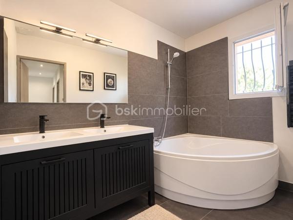 Située dans un secteur recherché a Taradeau, à seulement 5 minutes du centre-ville et à quelques minutes des accès autoroutiers, cette magnifique villa avec piscine vous séduira par son cadre paisible, son absence de vis-à-vis et son charme alliant authenticité provençale et modernité.

Dès l’entrée, vous découvrirez un vaste espace de vie lumineux et convivial de 54 m², composé d’un salon et d’une cuisine ouverte. Une buanderie complète cet espace et l’ensemble bénéficie d’un accès direct vers l’extérieur, offrant une agréable vue sur la piscine.

Le rez-de-chaussée bénéficie d’un confort optimal avec la climatisation ainsi qu’un poêle à bois, créant une atmosphère chaleureuse et conviviale en toute saison.

La villa dispose également d’une superbe suite parentale de 30 m², véritable espace privatif comprenant une salle d’eau et un dressing, qui peut se transformer d’une indépendance grâce à son entrée privée.


À l’étage, vous découvrirez quatre belles chambres lumineuses, avec climatisation ainsi qu’une salle de bain et un toilette indépendant. 
Cet espace est idéal pour accueillir une grande famille ou recevoir confortablement famille et amis.

À l’extérieur, vous profiterez d’un magnifique terrain plat de 2 880 m², entièrement préservé des regards, offrant un cadre privilégié autour de la piscine. Le jardin constitue un véritable espace de détente et de convivialité, idéal pour profiter pleinement des beaux jours dans un environnement calme et serein.

La propriété bénéficie également d’un portail sécurisé ainsi que d’un garage de 20 m².
Un bien rare sur le secteur, qui conjugue parfaitement espace, confort, intimité et authenticité provençale. Une villa familiale aux beaux volumes, idéalement située, offrant un cadre de vie privilégié au cœur de la Provence.