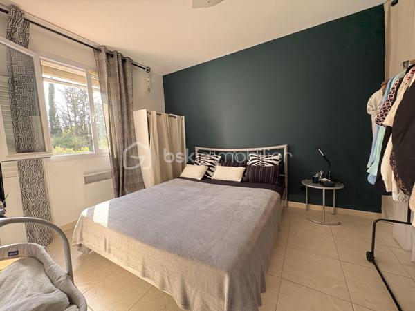 Située dans un secteur recherché a Taradeau, à seulement 5 minutes du centre-ville et à quelques minutes des accès autoroutiers, cette magnifique villa avec piscine vous séduira par son cadre paisible, son absence de vis-à-vis et son charme alliant authenticité provençale et modernité.

Dès l’entrée, vous découvrirez un vaste espace de vie lumineux et convivial de 54 m², composé d’un salon et d’une cuisine ouverte. Une buanderie complète cet espace et l’ensemble bénéficie d’un accès direct vers l’extérieur, offrant une agréable vue sur la piscine.

Le rez-de-chaussée bénéficie d’un confort optimal avec la climatisation ainsi qu’un poêle à bois, créant une atmosphère chaleureuse et conviviale en toute saison.

La villa dispose également d’une superbe suite parentale de 30 m², véritable espace privatif comprenant une salle d’eau et un dressing, qui peut se transformer d’une indépendance grâce à son entrée privée.


À l’étage, vous découvrirez quatre belles chambres lumineuses, avec climatisation ainsi qu’une salle de bain et un toilette indépendant. 
Cet espace est idéal pour accueillir une grande famille ou recevoir confortablement famille et amis.

À l’extérieur, vous profiterez d’un magnifique terrain plat de 2 880 m², entièrement préservé des regards, offrant un cadre privilégié autour de la piscine. Le jardin constitue un véritable espace de détente et de convivialité, idéal pour profiter pleinement des beaux jours dans un environnement calme et serein.

La propriété bénéficie également d’un portail sécurisé ainsi que d’un garage de 20 m².
Un bien rare sur le secteur, qui conjugue parfaitement espace, confort, intimité et authenticité provençale. Une villa familiale aux beaux volumes, idéalement située, offrant un cadre de vie privilégié au cœur de la Provence.