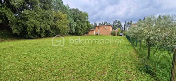 Située dans un secteur recherché a Taradeau, à seulement 5 minutes du centre-ville et à quelques minutes des accès autoroutiers, cette magnifique villa avec piscine vous séduira par son cadre paisible, son absence de vis-à-vis et son charme alliant authenticité provençale et modernité.

Dès l’entrée, vous découvrirez un vaste espace de vie lumineux et convivial de 54 m², composé d’un salon et d’une cuisine ouverte. Une buanderie complète cet espace et l’ensemble bénéficie d’un accès direct vers l’extérieur, offrant une agréable vue sur la piscine.

Le rez-de-chaussée bénéficie d’un confort optimal avec la climatisation ainsi qu’un poêle à bois, créant une atmosphère chaleureuse et conviviale en toute saison.

La villa dispose également d’une superbe suite parentale de 30 m², véritable espace privatif comprenant une salle d’eau et un dressing, qui peut se transformer d’une indépendance grâce à son entrée privée.


À l’étage, vous découvrirez quatre belles chambres lumineuses, avec climatisation ainsi qu’une salle de bain et un toilette indépendant. 
Cet espace est idéal pour accueillir une grande famille ou recevoir confortablement famille et amis.

À l’extérieur, vous profiterez d’un magnifique terrain plat de 2 880 m², entièrement préservé des regards, offrant un cadre privilégié autour de la piscine. Le jardin constitue un véritable espace de détente et de convivialité, idéal pour profiter pleinement des beaux jours dans un environnement calme et serein.

La propriété bénéficie également d’un portail sécurisé ainsi que d’un garage de 20 m².
Un bien rare sur le secteur, qui conjugue parfaitement espace, confort, intimité et authenticité provençale. Une villa familiale aux beaux volumes, idéalement située, offrant un cadre de vie privilégié au cœur de la Provence.