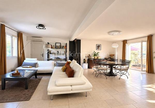 Située dans un secteur recherché a Taradeau, à seulement 5 minutes du centre-ville et à quelques minutes des accès autoroutiers, cette magnifique villa avec piscine vous séduira par son cadre paisible, son absence de vis-à-vis et son charme alliant authenticité provençale et modernité.

Dès l’entrée, vous découvrirez un vaste espace de vie lumineux et convivial de 54 m², composé d’un salon et d’une cuisine ouverte. Une buanderie complète cet espace et l’ensemble bénéficie d’un accès direct vers l’extérieur, offrant une agréable vue sur la piscine.

Le rez-de-chaussée bénéficie d’un confort optimal avec la climatisation ainsi qu’un poêle à bois, créant une atmosphère chaleureuse et conviviale en toute saison.

La villa dispose également d’une superbe suite parentale de 30 m², véritable espace privatif comprenant une salle d’eau et un dressing, qui peut se transformer d’une indépendance grâce à son entrée privée.


À l’étage, vous découvrirez quatre belles chambres lumineuses, avec climatisation ainsi qu’une salle de bain et un toilette indépendant. 
Cet espace est idéal pour accueillir une grande famille ou recevoir confortablement famille et amis.

À l’extérieur, vous profiterez d’un magnifique terrain plat de 2 880 m², entièrement préservé des regards, offrant un cadre privilégié autour de la piscine. Le jardin constitue un véritable espace de détente et de convivialité, idéal pour profiter pleinement des beaux jours dans un environnement calme et serein.

La propriété bénéficie également d’un portail sécurisé ainsi que d’un garage de 20 m².
Un bien rare sur le secteur, qui conjugue parfaitement espace, confort, intimité et authenticité provençale. Une villa familiale aux beaux volumes, idéalement située, offrant un cadre de vie privilégié au cœur de la Provence.