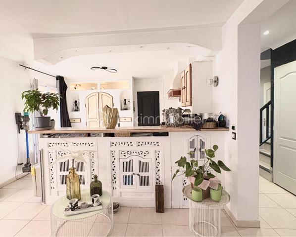Située dans un secteur recherché a Taradeau, à seulement 5 minutes du centre-ville et à quelques minutes des accès autoroutiers, cette magnifique villa avec piscine vous séduira par son cadre paisible, son absence de vis-à-vis et son charme alliant authenticité provençale et modernité.

Dès l’entrée, vous découvrirez un vaste espace de vie lumineux et convivial de 54 m², composé d’un salon et d’une cuisine ouverte. Une buanderie complète cet espace et l’ensemble bénéficie d’un accès direct vers l’extérieur, offrant une agréable vue sur la piscine.

Le rez-de-chaussée bénéficie d’un confort optimal avec la climatisation ainsi qu’un poêle à bois, créant une atmosphère chaleureuse et conviviale en toute saison.

La villa dispose également d’une superbe suite parentale de 30 m², véritable espace privatif comprenant une salle d’eau et un dressing, qui peut se transformer d’une indépendance grâce à son entrée privée.


À l’étage, vous découvrirez quatre belles chambres lumineuses, avec climatisation ainsi qu’une salle de bain et un toilette indépendant. 
Cet espace est idéal pour accueillir une grande famille ou recevoir confortablement famille et amis.

À l’extérieur, vous profiterez d’un magnifique terrain plat de 2 880 m², entièrement préservé des regards, offrant un cadre privilégié autour de la piscine. Le jardin constitue un véritable espace de détente et de convivialité, idéal pour profiter pleinement des beaux jours dans un environnement calme et serein.

La propriété bénéficie également d’un portail sécurisé ainsi que d’un garage de 20 m².
Un bien rare sur le secteur, qui conjugue parfaitement espace, confort, intimité et authenticité provençale. Une villa familiale aux beaux volumes, idéalement située, offrant un cadre de vie privilégié au cœur de la Provence.