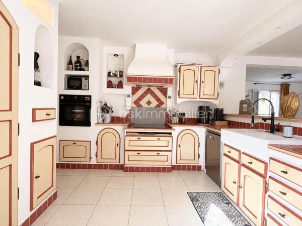 Située dans un secteur recherché a Taradeau, à seulement 5 minutes du centre-ville et à quelques minutes des accès autoroutiers, cette magnifique villa avec piscine vous séduira par son cadre paisible, son absence de vis-à-vis et son charme alliant authenticité provençale et modernité.

Dès l’entrée, vous découvrirez un vaste espace de vie lumineux et convivial de 54 m², composé d’un salon et d’une cuisine ouverte. Une buanderie complète cet espace et l’ensemble bénéficie d’un accès direct vers l’extérieur, offrant une agréable vue sur la piscine.

Le rez-de-chaussée bénéficie d’un confort optimal avec la climatisation ainsi qu’un poêle à bois, créant une atmosphère chaleureuse et conviviale en toute saison.

La villa dispose également d’une superbe suite parentale de 30 m², véritable espace privatif comprenant une salle d’eau et un dressing, qui peut se transformer d’une indépendance grâce à son entrée privée.


À l’étage, vous découvrirez quatre belles chambres lumineuses, avec climatisation ainsi qu’une salle de bain et un toilette indépendant. 
Cet espace est idéal pour accueillir une grande famille ou recevoir confortablement famille et amis.

À l’extérieur, vous profiterez d’un magnifique terrain plat de 2 880 m², entièrement préservé des regards, offrant un cadre privilégié autour de la piscine. Le jardin constitue un véritable espace de détente et de convivialité, idéal pour profiter pleinement des beaux jours dans un environnement calme et serein.

La propriété bénéficie également d’un portail sécurisé ainsi que d’un garage de 20 m².
Un bien rare sur le secteur, qui conjugue parfaitement espace, confort, intimité et authenticité provençale. Une villa familiale aux beaux volumes, idéalement située, offrant un cadre de vie privilégié au cœur de la Provence.