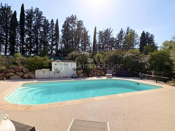 Située dans un secteur recherché a Taradeau, à seulement 5 minutes du centre-ville et à quelques minutes des accès autoroutiers, cette magnifique villa avec piscine vous séduira par son cadre paisible, son absence de vis-à-vis et son charme alliant authenticité provençale et modernité.

Dès l’entrée, vous découvrirez un vaste espace de vie lumineux et convivial de 54 m², composé d’un salon et d’une cuisine ouverte. Une buanderie complète cet espace et l’ensemble bénéficie d’un accès direct vers l’extérieur, offrant une agréable vue sur la piscine.

Le rez-de-chaussée bénéficie d’un confort optimal avec la climatisation ainsi qu’un poêle à bois, créant une atmosphère chaleureuse et conviviale en toute saison.

La villa dispose également d’une superbe suite parentale de 30 m², véritable espace privatif comprenant une salle d’eau et un dressing, qui peut se transformer d’une indépendance grâce à son entrée privée.


À l’étage, vous découvrirez quatre belles chambres lumineuses, avec climatisation ainsi qu’une salle de bain et un toilette indépendant. 
Cet espace est idéal pour accueillir une grande famille ou recevoir confortablement famille et amis.

À l’extérieur, vous profiterez d’un magnifique terrain plat de 2 880 m², entièrement préservé des regards, offrant un cadre privilégié autour de la piscine. Le jardin constitue un véritable espace de détente et de convivialité, idéal pour profiter pleinement des beaux jours dans un environnement calme et serein.

La propriété bénéficie également d’un portail sécurisé ainsi que d’un garage de 20 m².
Un bien rare sur le secteur, qui conjugue parfaitement espace, confort, intimité et authenticité provençale. Une villa familiale aux beaux volumes, idéalement située, offrant un cadre de vie privilégié au cœur de la Provence.