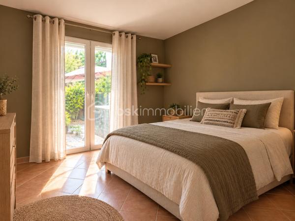 Située dans un secteur recherché a Taradeau, à seulement 5 minutes du centre-ville et à quelques minutes des accès autoroutiers, cette magnifique villa avec piscine vous séduira par son cadre paisible, son absence de vis-à-vis et son charme alliant authenticité provençale et modernité.

Dès l’entrée, vous découvrirez un vaste espace de vie lumineux et convivial de 54 m², composé d’un salon et d’une cuisine ouverte. Une buanderie complète cet espace et l’ensemble bénéficie d’un accès direct vers l’extérieur, offrant une agréable vue sur la piscine.

Le rez-de-chaussée bénéficie d’un confort optimal avec la climatisation ainsi qu’un poêle à bois, créant une atmosphère chaleureuse et conviviale en toute saison.

La villa dispose également d’une superbe suite parentale de 30 m², véritable espace privatif comprenant une salle d’eau et un dressing, qui peut se transformer d’une indépendance grâce à son entrée privée.


À l’étage, vous découvrirez quatre belles chambres lumineuses, avec climatisation ainsi qu’une salle de bain et un toilette indépendant. 
Cet espace est idéal pour accueillir une grande famille ou recevoir confortablement famille et amis.

À l’extérieur, vous profiterez d’un magnifique terrain plat de 2 880 m², entièrement préservé des regards, offrant un cadre privilégié autour de la piscine. Le jardin constitue un véritable espace de détente et de convivialité, idéal pour profiter pleinement des beaux jours dans un environnement calme et serein.

La propriété bénéficie également d’un portail sécurisé ainsi que d’un garage de 20 m².
Un bien rare sur le secteur, qui conjugue parfaitement espace, confort, intimité et authenticité provençale. Une villa familiale aux beaux volumes, idéalement située, offrant un cadre de vie privilégié au cœur de la Provence.