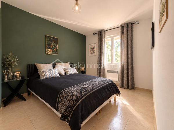 Située dans un secteur recherché a Taradeau, à seulement 5 minutes du centre-ville et à quelques minutes des accès autoroutiers, cette magnifique villa avec piscine vous séduira par son cadre paisible, son absence de vis-à-vis et son charme alliant authenticité provençale et modernité.

Dès l’entrée, vous découvrirez un vaste espace de vie lumineux et convivial de 54 m², composé d’un salon et d’une cuisine ouverte. Une buanderie complète cet espace et l’ensemble bénéficie d’un accès direct vers l’extérieur, offrant une agréable vue sur la piscine.

Le rez-de-chaussée bénéficie d’un confort optimal avec la climatisation ainsi qu’un poêle à bois, créant une atmosphère chaleureuse et conviviale en toute saison.

La villa dispose également d’une superbe suite parentale de 30 m², véritable espace privatif comprenant une salle d’eau et un dressing, qui peut se transformer d’une indépendance grâce à son entrée privée.


À l’étage, vous découvrirez quatre belles chambres lumineuses, avec climatisation ainsi qu’une salle de bain et un toilette indépendant. 
Cet espace est idéal pour accueillir une grande famille ou recevoir confortablement famille et amis.

À l’extérieur, vous profiterez d’un magnifique terrain plat de 2 880 m², entièrement préservé des regards, offrant un cadre privilégié autour de la piscine. Le jardin constitue un véritable espace de détente et de convivialité, idéal pour profiter pleinement des beaux jours dans un environnement calme et serein.

La propriété bénéficie également d’un portail sécurisé ainsi que d’un garage de 20 m².
Un bien rare sur le secteur, qui conjugue parfaitement espace, confort, intimité et authenticité provençale. Une villa familiale aux beaux volumes, idéalement située, offrant un cadre de vie privilégié au cœur de la Provence.