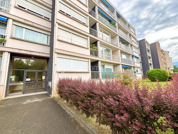 Découvrez ce charmant studio de 34 m² Loi Carrez (36 m² au sol), situé en rez-de-chaussée surélevé d’une résidence de 4 étages, offrant un cadre de vie agréable et fonctionnel.

L’appartement se compose :

* d’un hall d’entrée,
* d’une cuisine séparée et entièrement équipée (four, hotte, plaques vitrocéramiques, réfrigérateur et congélateur),
* d’un séjour spacieux de 19 m² avec placard de rangement intégré,
* d’une salle de bain,
* d’un WC séparé.

Vous profiterez également d’un balcon de 3 m² exposé plein sud, apportant une belle luminosité tout au long de la journée.

Les prestations comprennent :

* menuiseries en double vitrage,
* volets roulants électriques,
* chauffage collectif avec répartiteurs sur radiateurs pour une meilleure maîtrise de la consommation.

Une cave située au sous sol complète ce bien.

Idéalement situé à proximité immédiate du centre-ville de Chambéry, l’appartement bénéficie d’un emplacement pratique et recherché. Les lignes de bus sont accessibles rapidement, la gare se rejoint facilement, et les commerces de proximité se trouvent à quelques pas. Un quotidien confortable où tout peut se faire à pied.

Idéal pour un premier achat, un pied-à-terre ou un investissement locatif.