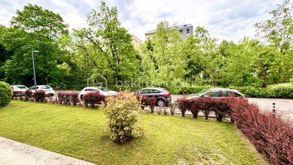 Découvrez ce charmant studio de 34 m² Loi Carrez (36 m² au sol), situé en rez-de-chaussée surélevé d’une résidence de 4 étages, offrant un cadre de vie agréable et fonctionnel.

L’appartement se compose :

* d’un hall d’entrée,
* d’une cuisine séparée et entièrement équipée (four, hotte, plaques vitrocéramiques, réfrigérateur et congélateur),
* d’un séjour spacieux de 19 m² avec placard de rangement intégré,
* d’une salle de bain,
* d’un WC séparé.

Vous profiterez également d’un balcon de 3 m² exposé plein sud, apportant une belle luminosité tout au long de la journée.

Les prestations comprennent :

* menuiseries en double vitrage,
* volets roulants électriques,
* chauffage collectif avec répartiteurs sur radiateurs pour une meilleure maîtrise de la consommation.

Une cave située au sous sol complète ce bien.

Idéalement situé à proximité immédiate du centre-ville de Chambéry, l’appartement bénéficie d’un emplacement pratique et recherché. Les lignes de bus sont accessibles rapidement, la gare se rejoint facilement, et les commerces de proximité se trouvent à quelques pas. Un quotidien confortable où tout peut se faire à pied.

Idéal pour un premier achat, un pied-à-terre ou un investissement locatif.