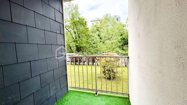 Découvrez ce charmant studio de 34 m² Loi Carrez (36 m² au sol), situé en rez-de-chaussée surélevé d’une résidence de 4 étages, offrant un cadre de vie agréable et fonctionnel.

L’appartement se compose :

* d’un hall d’entrée,
* d’une cuisine séparée et entièrement équipée (four, hotte, plaques vitrocéramiques, réfrigérateur et congélateur),
* d’un séjour spacieux de 19 m² avec placard de rangement intégré,
* d’une salle de bain,
* d’un WC séparé.

Vous profiterez également d’un balcon de 3 m² exposé plein sud, apportant une belle luminosité tout au long de la journée.

Les prestations comprennent :

* menuiseries en double vitrage,
* volets roulants électriques,
* chauffage collectif avec répartiteurs sur radiateurs pour une meilleure maîtrise de la consommation.

Une cave située au sous sol complète ce bien.

Idéalement situé à proximité immédiate du centre-ville de Chambéry, l’appartement bénéficie d’un emplacement pratique et recherché. Les lignes de bus sont accessibles rapidement, la gare se rejoint facilement, et les commerces de proximité se trouvent à quelques pas. Un quotidien confortable où tout peut se faire à pied.

Idéal pour un premier achat, un pied-à-terre ou un investissement locatif.