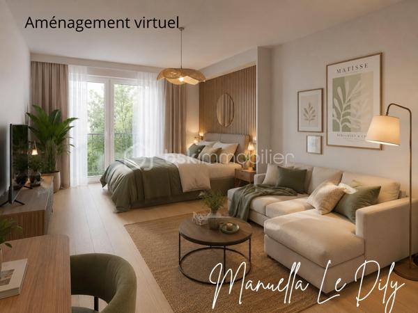 Découvrez ce charmant studio de 34 m² Loi Carrez (36 m² au sol), situé en rez-de-chaussée surélevé d’une résidence de 4 étages, offrant un cadre de vie agréable et fonctionnel.

L’appartement se compose :

* d’un hall d’entrée,
* d’une cuisine séparée et entièrement équipée (four, hotte, plaques vitrocéramiques, réfrigérateur et congélateur),
* d’un séjour spacieux de 19 m² avec placard de rangement intégré,
* d’une salle de bain,
* d’un WC séparé.

Vous profiterez également d’un balcon de 3 m² exposé plein sud, apportant une belle luminosité tout au long de la journée.

Les prestations comprennent :

* menuiseries en double vitrage,
* volets roulants électriques,
* chauffage collectif avec répartiteurs sur radiateurs pour une meilleure maîtrise de la consommation.

Une cave située au sous sol complète ce bien.

Idéalement situé à proximité immédiate du centre-ville de Chambéry, l’appartement bénéficie d’un emplacement pratique et recherché. Les lignes de bus sont accessibles rapidement, la gare se rejoint facilement, et les commerces de proximité se trouvent à quelques pas. Un quotidien confortable où tout peut se faire à pied.

Idéal pour un premier achat, un pied-à-terre ou un investissement locatif.