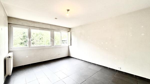 Découvrez ce charmant studio de 34 m² Loi Carrez (36 m² au sol), situé en rez-de-chaussée surélevé d’une résidence de 4 étages, offrant un cadre de vie agréable et fonctionnel.

L’appartement se compose :

* d’un hall d’entrée,
* d’une cuisine séparée et entièrement équipée (four, hotte, plaques vitrocéramiques, réfrigérateur et congélateur),
* d’un séjour spacieux de 19 m² avec placard de rangement intégré,
* d’une salle de bain,
* d’un WC séparé.

Vous profiterez également d’un balcon de 3 m² exposé plein sud, apportant une belle luminosité tout au long de la journée.

Les prestations comprennent :

* menuiseries en double vitrage,
* volets roulants électriques,
* chauffage collectif avec répartiteurs sur radiateurs pour une meilleure maîtrise de la consommation.

Une cave située au sous sol complète ce bien.

Idéalement situé à proximité immédiate du centre-ville de Chambéry, l’appartement bénéficie d’un emplacement pratique et recherché. Les lignes de bus sont accessibles rapidement, la gare se rejoint facilement, et les commerces de proximité se trouvent à quelques pas. Un quotidien confortable où tout peut se faire à pied.

Idéal pour un premier achat, un pied-à-terre ou un investissement locatif.