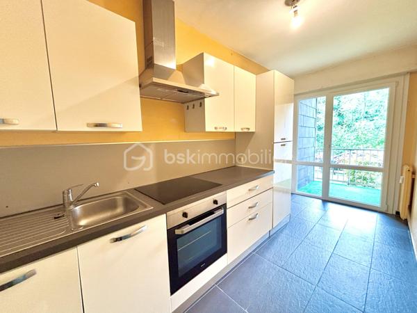 Découvrez ce charmant studio de 34 m² Loi Carrez (36 m² au sol), situé en rez-de-chaussée surélevé d’une résidence de 4 étages, offrant un cadre de vie agréable et fonctionnel.

L’appartement se compose :

* d’un hall d’entrée,
* d’une cuisine séparée et entièrement équipée (four, hotte, plaques vitrocéramiques, réfrigérateur et congélateur),
* d’un séjour spacieux de 19 m² avec placard de rangement intégré,
* d’une salle de bain,
* d’un WC séparé.

Vous profiterez également d’un balcon de 3 m² exposé plein sud, apportant une belle luminosité tout au long de la journée.

Les prestations comprennent :

* menuiseries en double vitrage,
* volets roulants électriques,
* chauffage collectif avec répartiteurs sur radiateurs pour une meilleure maîtrise de la consommation.

Une cave située au sous sol complète ce bien.

Idéalement situé à proximité immédiate du centre-ville de Chambéry, l’appartement bénéficie d’un emplacement pratique et recherché. Les lignes de bus sont accessibles rapidement, la gare se rejoint facilement, et les commerces de proximité se trouvent à quelques pas. Un quotidien confortable où tout peut se faire à pied.

Idéal pour un premier achat, un pied-à-terre ou un investissement locatif.