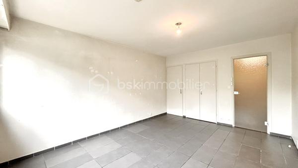 Découvrez ce charmant studio de 34 m² Loi Carrez (36 m² au sol), situé en rez-de-chaussée surélevé d’une résidence de 4 étages, offrant un cadre de vie agréable et fonctionnel.

L’appartement se compose :

* d’un hall d’entrée,
* d’une cuisine séparée et entièrement équipée (four, hotte, plaques vitrocéramiques, réfrigérateur et congélateur),
* d’un séjour spacieux de 19 m² avec placard de rangement intégré,
* d’une salle de bain,
* d’un WC séparé.

Vous profiterez également d’un balcon de 3 m² exposé plein sud, apportant une belle luminosité tout au long de la journée.

Les prestations comprennent :

* menuiseries en double vitrage,
* volets roulants électriques,
* chauffage collectif avec répartiteurs sur radiateurs pour une meilleure maîtrise de la consommation.

Une cave située au sous sol complète ce bien.

Idéalement situé à proximité immédiate du centre-ville de Chambéry, l’appartement bénéficie d’un emplacement pratique et recherché. Les lignes de bus sont accessibles rapidement, la gare se rejoint facilement, et les commerces de proximité se trouvent à quelques pas. Un quotidien confortable où tout peut se faire à pied.

Idéal pour un premier achat, un pied-à-terre ou un investissement locatif.