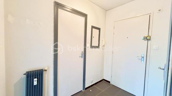 Découvrez ce charmant studio de 34 m² Loi Carrez (36 m² au sol), situé en rez-de-chaussée surélevé d’une résidence de 4 étages, offrant un cadre de vie agréable et fonctionnel.

L’appartement se compose :

* d’un hall d’entrée,
* d’une cuisine séparée et entièrement équipée (four, hotte, plaques vitrocéramiques, réfrigérateur et congélateur),
* d’un séjour spacieux de 19 m² avec placard de rangement intégré,
* d’une salle de bain,
* d’un WC séparé.

Vous profiterez également d’un balcon de 3 m² exposé plein sud, apportant une belle luminosité tout au long de la journée.

Les prestations comprennent :

* menuiseries en double vitrage,
* volets roulants électriques,
* chauffage collectif avec répartiteurs sur radiateurs pour une meilleure maîtrise de la consommation.

Une cave située au sous sol complète ce bien.

Idéalement situé à proximité immédiate du centre-ville de Chambéry, l’appartement bénéficie d’un emplacement pratique et recherché. Les lignes de bus sont accessibles rapidement, la gare se rejoint facilement, et les commerces de proximité se trouvent à quelques pas. Un quotidien confortable où tout peut se faire à pied.

Idéal pour un premier achat, un pied-à-terre ou un investissement locatif.
