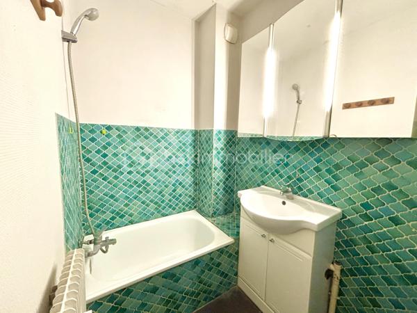 Découvrez ce charmant studio de 34 m² Loi Carrez (36 m² au sol), situé en rez-de-chaussée surélevé d’une résidence de 4 étages, offrant un cadre de vie agréable et fonctionnel.

L’appartement se compose :

* d’un hall d’entrée,
* d’une cuisine séparée et entièrement équipée (four, hotte, plaques vitrocéramiques, réfrigérateur et congélateur),
* d’un séjour spacieux de 19 m² avec placard de rangement intégré,
* d’une salle de bain,
* d’un WC séparé.

Vous profiterez également d’un balcon de 3 m² exposé plein sud, apportant une belle luminosité tout au long de la journée.

Les prestations comprennent :

* menuiseries en double vitrage,
* volets roulants électriques,
* chauffage collectif avec répartiteurs sur radiateurs pour une meilleure maîtrise de la consommation.

Une cave située au sous sol complète ce bien.

Idéalement situé à proximité immédiate du centre-ville de Chambéry, l’appartement bénéficie d’un emplacement pratique et recherché. Les lignes de bus sont accessibles rapidement, la gare se rejoint facilement, et les commerces de proximité se trouvent à quelques pas. Un quotidien confortable où tout peut se faire à pied.

Idéal pour un premier achat, un pied-à-terre ou un investissement locatif.