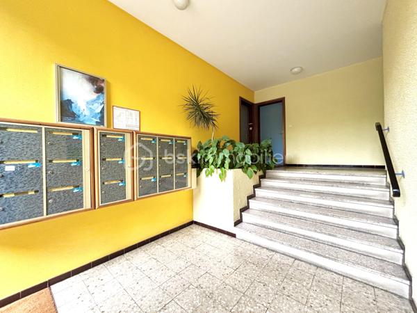 Découvrez ce charmant studio de 34 m² Loi Carrez (36 m² au sol), situé en rez-de-chaussée surélevé d’une résidence de 4 étages, offrant un cadre de vie agréable et fonctionnel.

L’appartement se compose :

* d’un hall d’entrée,
* d’une cuisine séparée et entièrement équipée (four, hotte, plaques vitrocéramiques, réfrigérateur et congélateur),
* d’un séjour spacieux de 19 m² avec placard de rangement intégré,
* d’une salle de bain,
* d’un WC séparé.

Vous profiterez également d’un balcon de 3 m² exposé plein sud, apportant une belle luminosité tout au long de la journée.

Les prestations comprennent :

* menuiseries en double vitrage,
* volets roulants électriques,
* chauffage collectif avec répartiteurs sur radiateurs pour une meilleure maîtrise de la consommation.

Une cave située au sous sol complète ce bien.

Idéalement situé à proximité immédiate du centre-ville de Chambéry, l’appartement bénéficie d’un emplacement pratique et recherché. Les lignes de bus sont accessibles rapidement, la gare se rejoint facilement, et les commerces de proximité se trouvent à quelques pas. Un quotidien confortable où tout peut se faire à pied.

Idéal pour un premier achat, un pied-à-terre ou un investissement locatif.