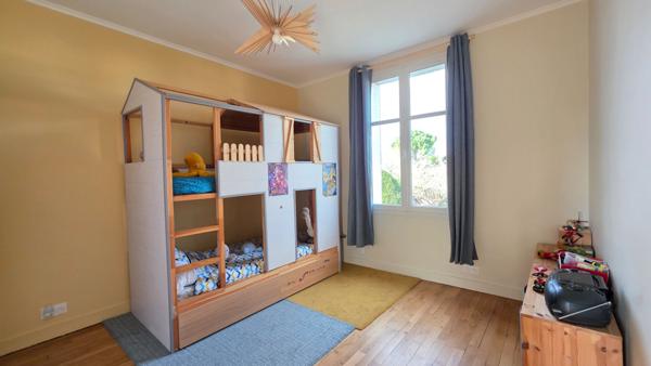 37300 JOUE-LES-TOURS - A VENDRE maison 8 pièces de 179.75 m²