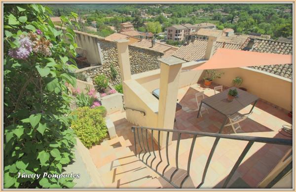 A  ORAISON, Maison de ville avec terrasse et jardin, 4 pièces plus studio indépendant