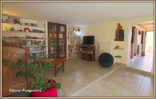 A  ORAISON, Maison de ville avec terrasse et jardin, 4 pièces plus studio indépendant