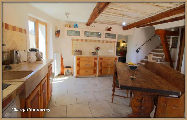 A  ORAISON, Maison de ville avec terrasse et jardin, 4 pièces plus studio indépendant