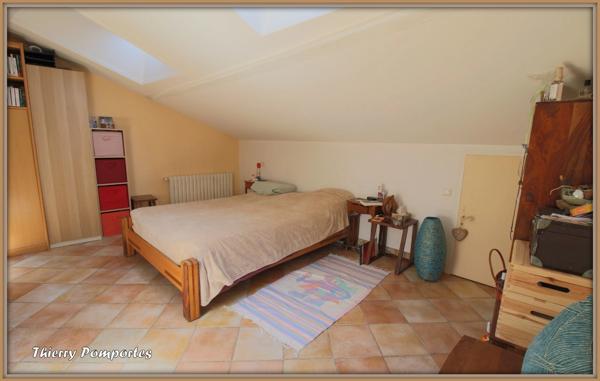 A  ORAISON, Maison de ville avec terrasse et jardin, 4 pièces plus studio indépendant