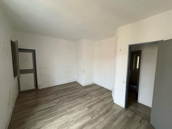 Marseille (13009) idéal investisseur, immeuble avec logements + local commercial