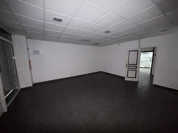 Marseille (13009) idéal investisseur, immeuble avec logements + local commercial