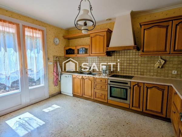 Charmante maison avec piscine dans un quartier agréable avec sous-sol complet.