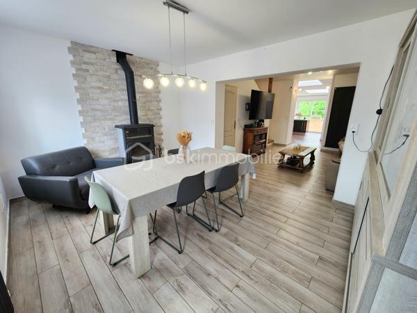 NOUVEAUTE EXCLUSIVITE BSK IMMOBILIER !!

Dans un secteur calme et prisé sur la commune de Pont-à-Vendin, 
venez découvrir cette jolie maison individuelle de 134m2 rénovée et isolée avec son récent local commercial sur une parcelle clôturée et arborée de près de 400m2.

Elle dispose au rdc, d'une grande pièce de vie traversante de 45m2 comprenant une salle à manger (16m2) avec un récent poêle à bois "GODIN", d’un salon (14m2), d'une cuisine équipée (15m2). 
Un wc séparé et une salle de bain (8,5m2 avec douche + baignoire) complètent le rdc.

A l’étage, elle dispose de 3 grandes chambres non mansardées de 15 et 16m2 
+ une suite parentale avec dressing et salle de douche de 23m2.

La maison possède également un grand sous-sol continu de près de 60m2 avec un accès au jardin.

Un récent local commercial de 23m2 (extension de 2020, DPE : B) avec pompe à chaleur air air, adoucisseur d'eau, cumulus et wc séparé complète le tout (local actuellement loué 580€/mois).
Idéal pour profession libérale, profession indépendante, entrepreneur, investissement locatif, air bnb... !!
Ou agrandissement de la maison !

Les + de cette maison :
> Secteur calme hors centre-ville
> Jardin arboré + arbres fruitiers sans vis-à-vis
> Chaudière à condensation "WOLF" (2018), HPE
> Porte d'entrée en triple vitrage aluminium (11/2025) 
> Menuiseries double vitrage récentes
> Poêle à bois GODIN de 03/2022, écodesign label flamme verte.
> Adoucisseur d'eau (2015)
> Escalier de qualité sur mesure changé en 2023.
> Portes avec système à galandage à l'étage
> Tout à l'égout
> Sous-sol 60m2
> A Proximité de toutes commodités (centre-ville, commerces, écoles, gare, transports...)

> La maison ne possède pas de garage, stationnements devant la maison.

Bien rare sur le secteur, à visiter sans attendre !!

Visite virtuelle sur demande