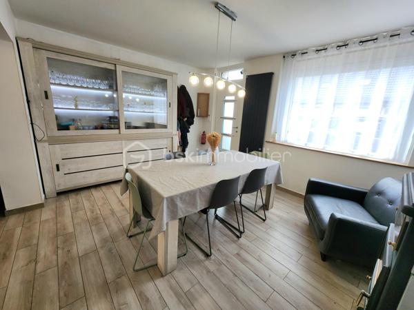 NOUVEAUTE EXCLUSIVITE BSK IMMOBILIER !!

Dans un secteur calme et prisé sur la commune de Pont-à-Vendin, 
venez découvrir cette jolie maison individuelle de 134m2 rénovée et isolée avec son récent local commercial sur une parcelle clôturée et arborée de près de 400m2.

Elle dispose au rdc, d'une grande pièce de vie traversante de 45m2 comprenant une salle à manger (16m2) avec un récent poêle à bois "GODIN", d’un salon (14m2), d'une cuisine équipée (15m2). 
Un wc séparé et une salle de bain (8,5m2 avec douche + baignoire) complètent le rdc.

A l’étage, elle dispose de 3 grandes chambres non mansardées de 15 et 16m2 
+ une suite parentale avec dressing et salle de douche de 23m2.

La maison possède également un grand sous-sol continu de près de 60m2 avec un accès au jardin.

Un récent local commercial de 23m2 (extension de 2020, DPE : B) avec pompe à chaleur air air, adoucisseur d'eau, cumulus et wc séparé complète le tout (local actuellement loué 580€/mois).
Idéal pour profession libérale, profession indépendante, entrepreneur, investissement locatif, air bnb... !!
Ou agrandissement de la maison !

Les + de cette maison :
> Secteur calme hors centre-ville
> Jardin arboré + arbres fruitiers sans vis-à-vis
> Chaudière à condensation "WOLF" (2018), HPE
> Porte d'entrée en triple vitrage aluminium (11/2025) 
> Menuiseries double vitrage récentes
> Poêle à bois GODIN de 03/2022, écodesign label flamme verte.
> Adoucisseur d'eau (2015)
> Escalier de qualité sur mesure changé en 2023.
> Portes avec système à galandage à l'étage
> Tout à l'égout
> Sous-sol 60m2
> A Proximité de toutes commodités (centre-ville, commerces, écoles, gare, transports...)

> La maison ne possède pas de garage, stationnements devant la maison.

Bien rare sur le secteur, à visiter sans attendre !!

Visite virtuelle sur demande