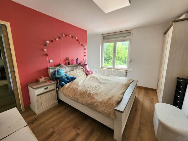 NOUVEAUTE EXCLUSIVITE BSK IMMOBILIER !!

Dans un secteur calme et prisé sur la commune de Pont-à-Vendin, 
venez découvrir cette jolie maison individuelle de 134m2 rénovée et isolée avec son récent local commercial sur une parcelle clôturée et arborée de près de 400m2.

Elle dispose au rdc, d'une grande pièce de vie traversante de 45m2 comprenant une salle à manger (16m2) avec un récent poêle à bois "GODIN", d’un salon (14m2), d'une cuisine équipée (15m2). 
Un wc séparé et une salle de bain (8,5m2 avec douche + baignoire) complètent le rdc.

A l’étage, elle dispose de 3 grandes chambres non mansardées de 15 et 16m2 
+ une suite parentale avec dressing et salle de douche de 23m2.

La maison possède également un grand sous-sol continu de près de 60m2 avec un accès au jardin.

Un récent local commercial de 23m2 (extension de 2020, DPE : B) avec pompe à chaleur air air, adoucisseur d'eau, cumulus et wc séparé complète le tout (local actuellement loué 580€/mois).
Idéal pour profession libérale, profession indépendante, entrepreneur, investissement locatif, air bnb... !!
Ou agrandissement de la maison !

Les + de cette maison :
> Secteur calme hors centre-ville
> Jardin arboré + arbres fruitiers sans vis-à-vis
> Chaudière à condensation "WOLF" (2018), HPE
> Porte d'entrée en triple vitrage aluminium (11/2025) 
> Menuiseries double vitrage récentes
> Poêle à bois GODIN de 03/2022, écodesign label flamme verte.
> Adoucisseur d'eau (2015)
> Escalier de qualité sur mesure changé en 2023.
> Portes avec système à galandage à l'étage
> Tout à l'égout
> Sous-sol 60m2
> A Proximité de toutes commodités (centre-ville, commerces, écoles, gare, transports...)

> La maison ne possède pas de garage, stationnements devant la maison.

Bien rare sur le secteur, à visiter sans attendre !!

Visite virtuelle sur demande