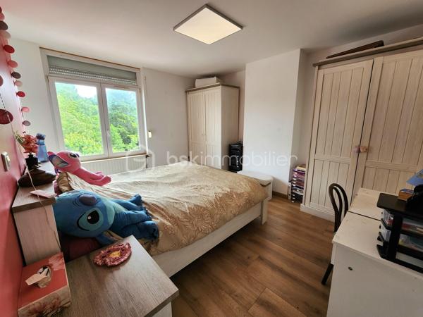 NOUVEAUTE EXCLUSIVITE BSK IMMOBILIER !!

Dans un secteur calme et prisé sur la commune de Pont-à-Vendin, 
venez découvrir cette jolie maison individuelle de 134m2 rénovée et isolée avec son récent local commercial sur une parcelle clôturée et arborée de près de 400m2.

Elle dispose au rdc, d'une grande pièce de vie traversante de 45m2 comprenant une salle à manger (16m2) avec un récent poêle à bois "GODIN", d’un salon (14m2), d'une cuisine équipée (15m2). 
Un wc séparé et une salle de bain (8,5m2 avec douche + baignoire) complètent le rdc.

A l’étage, elle dispose de 3 grandes chambres non mansardées de 15 et 16m2 
+ une suite parentale avec dressing et salle de douche de 23m2.

La maison possède également un grand sous-sol continu de près de 60m2 avec un accès au jardin.

Un récent local commercial de 23m2 (extension de 2020, DPE : B) avec pompe à chaleur air air, adoucisseur d'eau, cumulus et wc séparé complète le tout (local actuellement loué 580€/mois).
Idéal pour profession libérale, profession indépendante, entrepreneur, investissement locatif, air bnb... !!
Ou agrandissement de la maison !

Les + de cette maison :
> Secteur calme hors centre-ville
> Jardin arboré + arbres fruitiers sans vis-à-vis
> Chaudière à condensation "WOLF" (2018), HPE
> Porte d'entrée en triple vitrage aluminium (11/2025) 
> Menuiseries double vitrage récentes
> Poêle à bois GODIN de 03/2022, écodesign label flamme verte.
> Adoucisseur d'eau (2015)
> Escalier de qualité sur mesure changé en 2023.
> Portes avec système à galandage à l'étage
> Tout à l'égout
> Sous-sol 60m2
> A Proximité de toutes commodités (centre-ville, commerces, écoles, gare, transports...)

> La maison ne possède pas de garage, stationnements devant la maison.

Bien rare sur le secteur, à visiter sans attendre !!

Visite virtuelle sur demande
