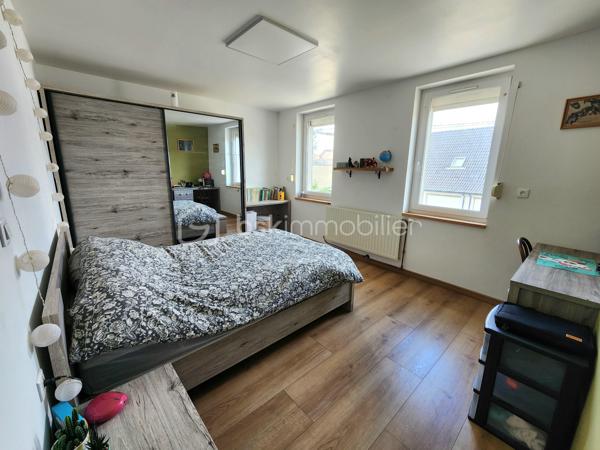 NOUVEAUTE EXCLUSIVITE BSK IMMOBILIER !!

Dans un secteur calme et prisé sur la commune de Pont-à-Vendin, 
venez découvrir cette jolie maison individuelle de 134m2 rénovée et isolée avec son récent local commercial sur une parcelle clôturée et arborée de près de 400m2.

Elle dispose au rdc, d'une grande pièce de vie traversante de 45m2 comprenant une salle à manger (16m2) avec un récent poêle à bois "GODIN", d’un salon (14m2), d'une cuisine équipée (15m2). 
Un wc séparé et une salle de bain (8,5m2 avec douche + baignoire) complètent le rdc.

A l’étage, elle dispose de 3 grandes chambres non mansardées de 15 et 16m2 
+ une suite parentale avec dressing et salle de douche de 23m2.

La maison possède également un grand sous-sol continu de près de 60m2 avec un accès au jardin.

Un récent local commercial de 23m2 (extension de 2020, DPE : B) avec pompe à chaleur air air, adoucisseur d'eau, cumulus et wc séparé complète le tout (local actuellement loué 580€/mois).
Idéal pour profession libérale, profession indépendante, entrepreneur, investissement locatif, air bnb... !!
Ou agrandissement de la maison !

Les + de cette maison :
> Secteur calme hors centre-ville
> Jardin arboré + arbres fruitiers sans vis-à-vis
> Chaudière à condensation "WOLF" (2018), HPE
> Porte d'entrée en triple vitrage aluminium (11/2025) 
> Menuiseries double vitrage récentes
> Poêle à bois GODIN de 03/2022, écodesign label flamme verte.
> Adoucisseur d'eau (2015)
> Escalier de qualité sur mesure changé en 2023.
> Portes avec système à galandage à l'étage
> Tout à l'égout
> Sous-sol 60m2
> A Proximité de toutes commodités (centre-ville, commerces, écoles, gare, transports...)

> La maison ne possède pas de garage, stationnements devant la maison.

Bien rare sur le secteur, à visiter sans attendre !!

Visite virtuelle sur demande
