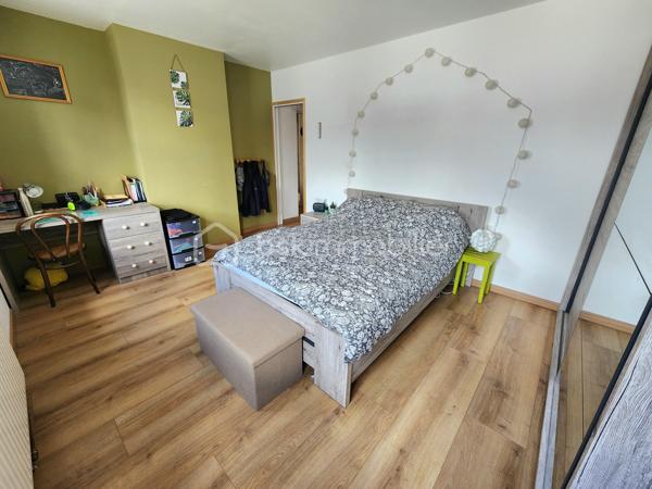 NOUVEAUTE EXCLUSIVITE BSK IMMOBILIER !!

Dans un secteur calme et prisé sur la commune de Pont-à-Vendin, 
venez découvrir cette jolie maison individuelle de 134m2 rénovée et isolée avec son récent local commercial sur une parcelle clôturée et arborée de près de 400m2.

Elle dispose au rdc, d'une grande pièce de vie traversante de 45m2 comprenant une salle à manger (16m2) avec un récent poêle à bois "GODIN", d’un salon (14m2), d'une cuisine équipée (15m2). 
Un wc séparé et une salle de bain (8,5m2 avec douche + baignoire) complètent le rdc.

A l’étage, elle dispose de 3 grandes chambres non mansardées de 15 et 16m2 
+ une suite parentale avec dressing et salle de douche de 23m2.

La maison possède également un grand sous-sol continu de près de 60m2 avec un accès au jardin.

Un récent local commercial de 23m2 (extension de 2020, DPE : B) avec pompe à chaleur air air, adoucisseur d'eau, cumulus et wc séparé complète le tout (local actuellement loué 580€/mois).
Idéal pour profession libérale, profession indépendante, entrepreneur, investissement locatif, air bnb... !!
Ou agrandissement de la maison !

Les + de cette maison :
> Secteur calme hors centre-ville
> Jardin arboré + arbres fruitiers sans vis-à-vis
> Chaudière à condensation "WOLF" (2018), HPE
> Porte d'entrée en triple vitrage aluminium (11/2025) 
> Menuiseries double vitrage récentes
> Poêle à bois GODIN de 03/2022, écodesign label flamme verte.
> Adoucisseur d'eau (2015)
> Escalier de qualité sur mesure changé en 2023.
> Portes avec système à galandage à l'étage
> Tout à l'égout
> Sous-sol 60m2
> A Proximité de toutes commodités (centre-ville, commerces, écoles, gare, transports...)

> La maison ne possède pas de garage, stationnements devant la maison.

Bien rare sur le secteur, à visiter sans attendre !!

Visite virtuelle sur demande
