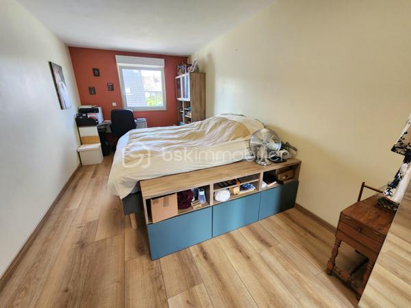 NOUVEAUTE EXCLUSIVITE BSK IMMOBILIER !!

Dans un secteur calme et prisé sur la commune de Pont-à-Vendin, 
venez découvrir cette jolie maison individuelle de 134m2 rénovée et isolée avec son récent local commercial sur une parcelle clôturée et arborée de près de 400m2.

Elle dispose au rdc, d'une grande pièce de vie traversante de 45m2 comprenant une salle à manger (16m2) avec un récent poêle à bois "GODIN", d’un salon (14m2), d'une cuisine équipée (15m2). 
Un wc séparé et une salle de bain (8,5m2 avec douche + baignoire) complètent le rdc.

A l’étage, elle dispose de 3 grandes chambres non mansardées de 15 et 16m2 
+ une suite parentale avec dressing et salle de douche de 23m2.

La maison possède également un grand sous-sol continu de près de 60m2 avec un accès au jardin.

Un récent local commercial de 23m2 (extension de 2020, DPE : B) avec pompe à chaleur air air, adoucisseur d'eau, cumulus et wc séparé complète le tout (local actuellement loué 580€/mois).
Idéal pour profession libérale, profession indépendante, entrepreneur, investissement locatif, air bnb... !!
Ou agrandissement de la maison !

Les + de cette maison :
> Secteur calme hors centre-ville
> Jardin arboré + arbres fruitiers sans vis-à-vis
> Chaudière à condensation "WOLF" (2018), HPE
> Porte d'entrée en triple vitrage aluminium (11/2025) 
> Menuiseries double vitrage récentes
> Poêle à bois GODIN de 03/2022, écodesign label flamme verte.
> Adoucisseur d'eau (2015)
> Escalier de qualité sur mesure changé en 2023.
> Portes avec système à galandage à l'étage
> Tout à l'égout
> Sous-sol 60m2
> A Proximité de toutes commodités (centre-ville, commerces, écoles, gare, transports...)

> La maison ne possède pas de garage, stationnements devant la maison.

Bien rare sur le secteur, à visiter sans attendre !!

Visite virtuelle sur demande
