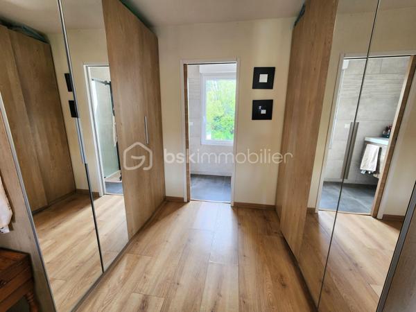NOUVEAUTE EXCLUSIVITE BSK IMMOBILIER !!

Dans un secteur calme et prisé sur la commune de Pont-à-Vendin, 
venez découvrir cette jolie maison individuelle de 134m2 rénovée et isolée avec son récent local commercial sur une parcelle clôturée et arborée de près de 400m2.

Elle dispose au rdc, d'une grande pièce de vie traversante de 45m2 comprenant une salle à manger (16m2) avec un récent poêle à bois "GODIN", d’un salon (14m2), d'une cuisine équipée (15m2). 
Un wc séparé et une salle de bain (8,5m2 avec douche + baignoire) complètent le rdc.

A l’étage, elle dispose de 3 grandes chambres non mansardées de 15 et 16m2 
+ une suite parentale avec dressing et salle de douche de 23m2.

La maison possède également un grand sous-sol continu de près de 60m2 avec un accès au jardin.

Un récent local commercial de 23m2 (extension de 2020, DPE : B) avec pompe à chaleur air air, adoucisseur d'eau, cumulus et wc séparé complète le tout (local actuellement loué 580€/mois).
Idéal pour profession libérale, profession indépendante, entrepreneur, investissement locatif, air bnb... !!
Ou agrandissement de la maison !

Les + de cette maison :
> Secteur calme hors centre-ville
> Jardin arboré + arbres fruitiers sans vis-à-vis
> Chaudière à condensation "WOLF" (2018), HPE
> Porte d'entrée en triple vitrage aluminium (11/2025) 
> Menuiseries double vitrage récentes
> Poêle à bois GODIN de 03/2022, écodesign label flamme verte.
> Adoucisseur d'eau (2015)
> Escalier de qualité sur mesure changé en 2023.
> Portes avec système à galandage à l'étage
> Tout à l'égout
> Sous-sol 60m2
> A Proximité de toutes commodités (centre-ville, commerces, écoles, gare, transports...)

> La maison ne possède pas de garage, stationnements devant la maison.

Bien rare sur le secteur, à visiter sans attendre !!

Visite virtuelle sur demande