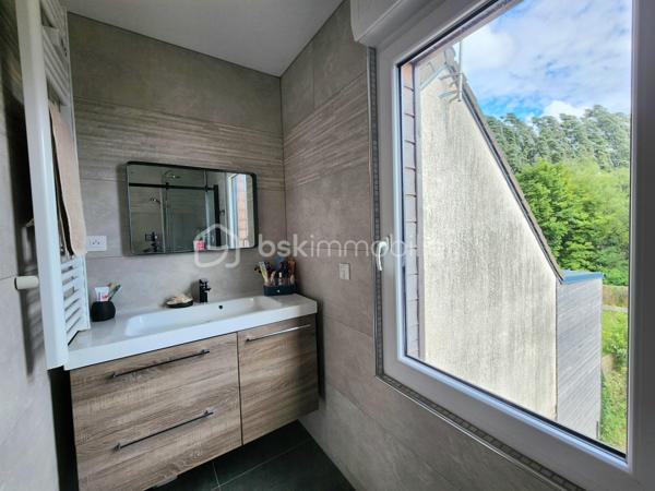 NOUVEAUTE EXCLUSIVITE BSK IMMOBILIER !!

Dans un secteur calme et prisé sur la commune de Pont-à-Vendin, 
venez découvrir cette jolie maison individuelle de 134m2 rénovée et isolée avec son récent local commercial sur une parcelle clôturée et arborée de près de 400m2.

Elle dispose au rdc, d'une grande pièce de vie traversante de 45m2 comprenant une salle à manger (16m2) avec un récent poêle à bois "GODIN", d’un salon (14m2), d'une cuisine équipée (15m2). 
Un wc séparé et une salle de bain (8,5m2 avec douche + baignoire) complètent le rdc.

A l’étage, elle dispose de 3 grandes chambres non mansardées de 15 et 16m2 
+ une suite parentale avec dressing et salle de douche de 23m2.

La maison possède également un grand sous-sol continu de près de 60m2 avec un accès au jardin.

Un récent local commercial de 23m2 (extension de 2020, DPE : B) avec pompe à chaleur air air, adoucisseur d'eau, cumulus et wc séparé complète le tout (local actuellement loué 580€/mois).
Idéal pour profession libérale, profession indépendante, entrepreneur, investissement locatif, air bnb... !!
Ou agrandissement de la maison !

Les + de cette maison :
> Secteur calme hors centre-ville
> Jardin arboré + arbres fruitiers sans vis-à-vis
> Chaudière à condensation "WOLF" (2018), HPE
> Porte d'entrée en triple vitrage aluminium (11/2025) 
> Menuiseries double vitrage récentes
> Poêle à bois GODIN de 03/2022, écodesign label flamme verte.
> Adoucisseur d'eau (2015)
> Escalier de qualité sur mesure changé en 2023.
> Portes avec système à galandage à l'étage
> Tout à l'égout
> Sous-sol 60m2
> A Proximité de toutes commodités (centre-ville, commerces, écoles, gare, transports...)

> La maison ne possède pas de garage, stationnements devant la maison.

Bien rare sur le secteur, à visiter sans attendre !!

Visite virtuelle sur demande