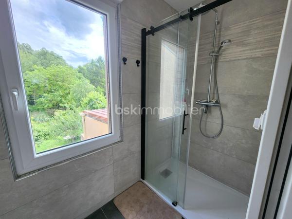 NOUVEAUTE EXCLUSIVITE BSK IMMOBILIER !!

Dans un secteur calme et prisé sur la commune de Pont-à-Vendin, 
venez découvrir cette jolie maison individuelle de 134m2 rénovée et isolée avec son récent local commercial sur une parcelle clôturée et arborée de près de 400m2.

Elle dispose au rdc, d'une grande pièce de vie traversante de 45m2 comprenant une salle à manger (16m2) avec un récent poêle à bois "GODIN", d’un salon (14m2), d'une cuisine équipée (15m2). 
Un wc séparé et une salle de bain (8,5m2 avec douche + baignoire) complètent le rdc.

A l’étage, elle dispose de 3 grandes chambres non mansardées de 15 et 16m2 
+ une suite parentale avec dressing et salle de douche de 23m2.

La maison possède également un grand sous-sol continu de près de 60m2 avec un accès au jardin.

Un récent local commercial de 23m2 (extension de 2020, DPE : B) avec pompe à chaleur air air, adoucisseur d'eau, cumulus et wc séparé complète le tout (local actuellement loué 580€/mois).
Idéal pour profession libérale, profession indépendante, entrepreneur, investissement locatif, air bnb... !!
Ou agrandissement de la maison !

Les + de cette maison :
> Secteur calme hors centre-ville
> Jardin arboré + arbres fruitiers sans vis-à-vis
> Chaudière à condensation "WOLF" (2018), HPE
> Porte d'entrée en triple vitrage aluminium (11/2025) 
> Menuiseries double vitrage récentes
> Poêle à bois GODIN de 03/2022, écodesign label flamme verte.
> Adoucisseur d'eau (2015)
> Escalier de qualité sur mesure changé en 2023.
> Portes avec système à galandage à l'étage
> Tout à l'égout
> Sous-sol 60m2
> A Proximité de toutes commodités (centre-ville, commerces, écoles, gare, transports...)

> La maison ne possède pas de garage, stationnements devant la maison.

Bien rare sur le secteur, à visiter sans attendre !!

Visite virtuelle sur demande