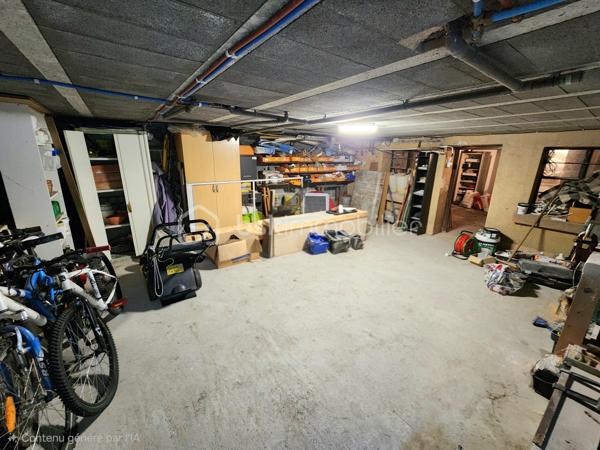 NOUVEAUTE EXCLUSIVITE BSK IMMOBILIER !!

Dans un secteur calme et prisé sur la commune de Pont-à-Vendin, 
venez découvrir cette jolie maison individuelle de 134m2 rénovée et isolée avec son récent local commercial sur une parcelle clôturée et arborée de près de 400m2.

Elle dispose au rdc, d'une grande pièce de vie traversante de 45m2 comprenant une salle à manger (16m2) avec un récent poêle à bois "GODIN", d’un salon (14m2), d'une cuisine équipée (15m2). 
Un wc séparé et une salle de bain (8,5m2 avec douche + baignoire) complètent le rdc.

A l’étage, elle dispose de 3 grandes chambres non mansardées de 15 et 16m2 
+ une suite parentale avec dressing et salle de douche de 23m2.

La maison possède également un grand sous-sol continu de près de 60m2 avec un accès au jardin.

Un récent local commercial de 23m2 (extension de 2020, DPE : B) avec pompe à chaleur air air, adoucisseur d'eau, cumulus et wc séparé complète le tout (local actuellement loué 580€/mois).
Idéal pour profession libérale, profession indépendante, entrepreneur, investissement locatif, air bnb... !!
Ou agrandissement de la maison !

Les + de cette maison :
> Secteur calme hors centre-ville
> Jardin arboré + arbres fruitiers sans vis-à-vis
> Chaudière à condensation "WOLF" (2018), HPE
> Porte d'entrée en triple vitrage aluminium (11/2025) 
> Menuiseries double vitrage récentes
> Poêle à bois GODIN de 03/2022, écodesign label flamme verte.
> Adoucisseur d'eau (2015)
> Escalier de qualité sur mesure changé en 2023.
> Portes avec système à galandage à l'étage
> Tout à l'égout
> Sous-sol 60m2
> A Proximité de toutes commodités (centre-ville, commerces, écoles, gare, transports...)

> La maison ne possède pas de garage, stationnements devant la maison.

Bien rare sur le secteur, à visiter sans attendre !!

Visite virtuelle sur demande