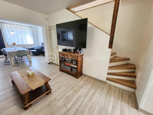 NOUVEAUTE EXCLUSIVITE BSK IMMOBILIER !!

Dans un secteur calme et prisé sur la commune de Pont-à-Vendin, 
venez découvrir cette jolie maison individuelle de 134m2 rénovée et isolée avec son récent local commercial sur une parcelle clôturée et arborée de près de 400m2.

Elle dispose au rdc, d'une grande pièce de vie traversante de 45m2 comprenant une salle à manger (16m2) avec un récent poêle à bois "GODIN", d’un salon (14m2), d'une cuisine équipée (15m2). 
Un wc séparé et une salle de bain (8,5m2 avec douche + baignoire) complètent le rdc.

A l’étage, elle dispose de 3 grandes chambres non mansardées de 15 et 16m2 
+ une suite parentale avec dressing et salle de douche de 23m2.

La maison possède également un grand sous-sol continu de près de 60m2 avec un accès au jardin.

Un récent local commercial de 23m2 (extension de 2020, DPE : B) avec pompe à chaleur air air, adoucisseur d'eau, cumulus et wc séparé complète le tout (local actuellement loué 580€/mois).
Idéal pour profession libérale, profession indépendante, entrepreneur, investissement locatif, air bnb... !!
Ou agrandissement de la maison !

Les + de cette maison :
> Secteur calme hors centre-ville
> Jardin arboré + arbres fruitiers sans vis-à-vis
> Chaudière à condensation "WOLF" (2018), HPE
> Porte d'entrée en triple vitrage aluminium (11/2025) 
> Menuiseries double vitrage récentes
> Poêle à bois GODIN de 03/2022, écodesign label flamme verte.
> Adoucisseur d'eau (2015)
> Escalier de qualité sur mesure changé en 2023.
> Portes avec système à galandage à l'étage
> Tout à l'égout
> Sous-sol 60m2
> A Proximité de toutes commodités (centre-ville, commerces, écoles, gare, transports...)

> La maison ne possède pas de garage, stationnements devant la maison.

Bien rare sur le secteur, à visiter sans attendre !!

Visite virtuelle sur demande