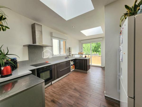 NOUVEAUTE EXCLUSIVITE BSK IMMOBILIER !!

Dans un secteur calme et prisé sur la commune de Pont-à-Vendin, 
venez découvrir cette jolie maison individuelle de 134m2 rénovée et isolée avec son récent local commercial sur une parcelle clôturée et arborée de près de 400m2.

Elle dispose au rdc, d'une grande pièce de vie traversante de 45m2 comprenant une salle à manger (16m2) avec un récent poêle à bois "GODIN", d’un salon (14m2), d'une cuisine équipée (15m2). 
Un wc séparé et une salle de bain (8,5m2 avec douche + baignoire) complètent le rdc.

A l’étage, elle dispose de 3 grandes chambres non mansardées de 15 et 16m2 
+ une suite parentale avec dressing et salle de douche de 23m2.

La maison possède également un grand sous-sol continu de près de 60m2 avec un accès au jardin.

Un récent local commercial de 23m2 (extension de 2020, DPE : B) avec pompe à chaleur air air, adoucisseur d'eau, cumulus et wc séparé complète le tout (local actuellement loué 580€/mois).
Idéal pour profession libérale, profession indépendante, entrepreneur, investissement locatif, air bnb... !!
Ou agrandissement de la maison !

Les + de cette maison :
> Secteur calme hors centre-ville
> Jardin arboré + arbres fruitiers sans vis-à-vis
> Chaudière à condensation "WOLF" (2018), HPE
> Porte d'entrée en triple vitrage aluminium (11/2025) 
> Menuiseries double vitrage récentes
> Poêle à bois GODIN de 03/2022, écodesign label flamme verte.
> Adoucisseur d'eau (2015)
> Escalier de qualité sur mesure changé en 2023.
> Portes avec système à galandage à l'étage
> Tout à l'égout
> Sous-sol 60m2
> A Proximité de toutes commodités (centre-ville, commerces, écoles, gare, transports...)

> La maison ne possède pas de garage, stationnements devant la maison.

Bien rare sur le secteur, à visiter sans attendre !!

Visite virtuelle sur demande